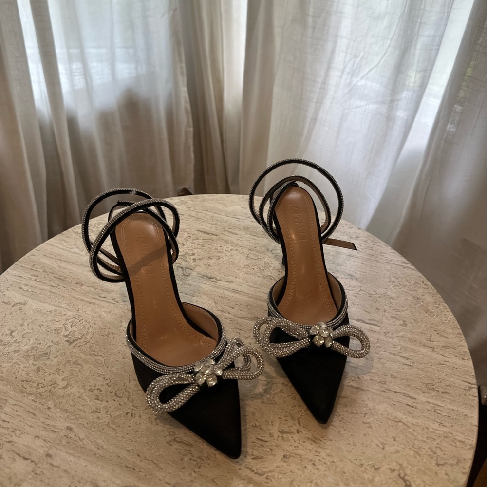 Black pointed toe Heels with Rhinestone Bow - Picture 3 of 3